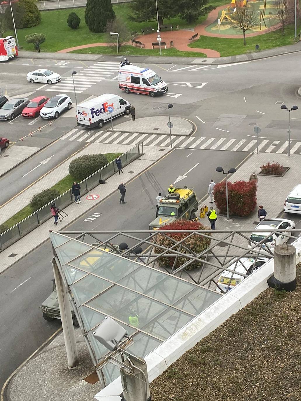 La Unidad Militar de Emergencias (UME) estuvo durante la mañana de este miércoles en el el Hospital de Cabueñes y en el Hospital de Begoña para desinfectar los entornos de los centros médicos con el objetivo de frenar la expansión del virus.