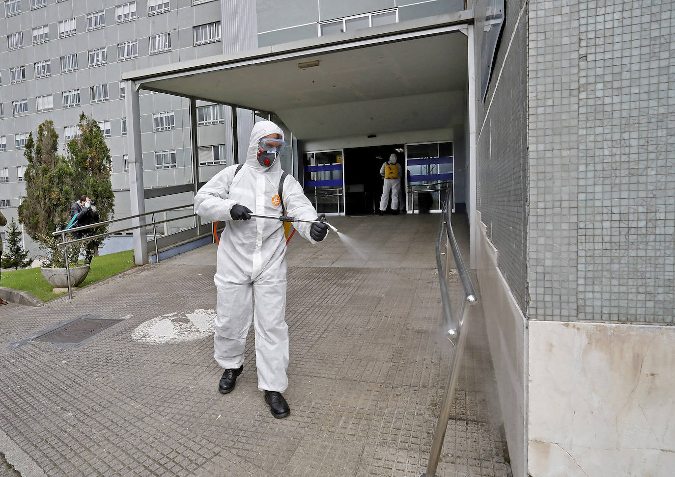 La Unidad Militar de Emergencias (UME) estuvo durante la mañana de este miércoles en el el Hospital de Cabueñes, el Hospital de Begoña y en el Sanatario Covadonga para desinfectar los entornos de los centros médicos con el objetivo de frenar la expansión del virus. El Ejército también estuvo en la zona de El Molinón y de la Plaza Mayor. 