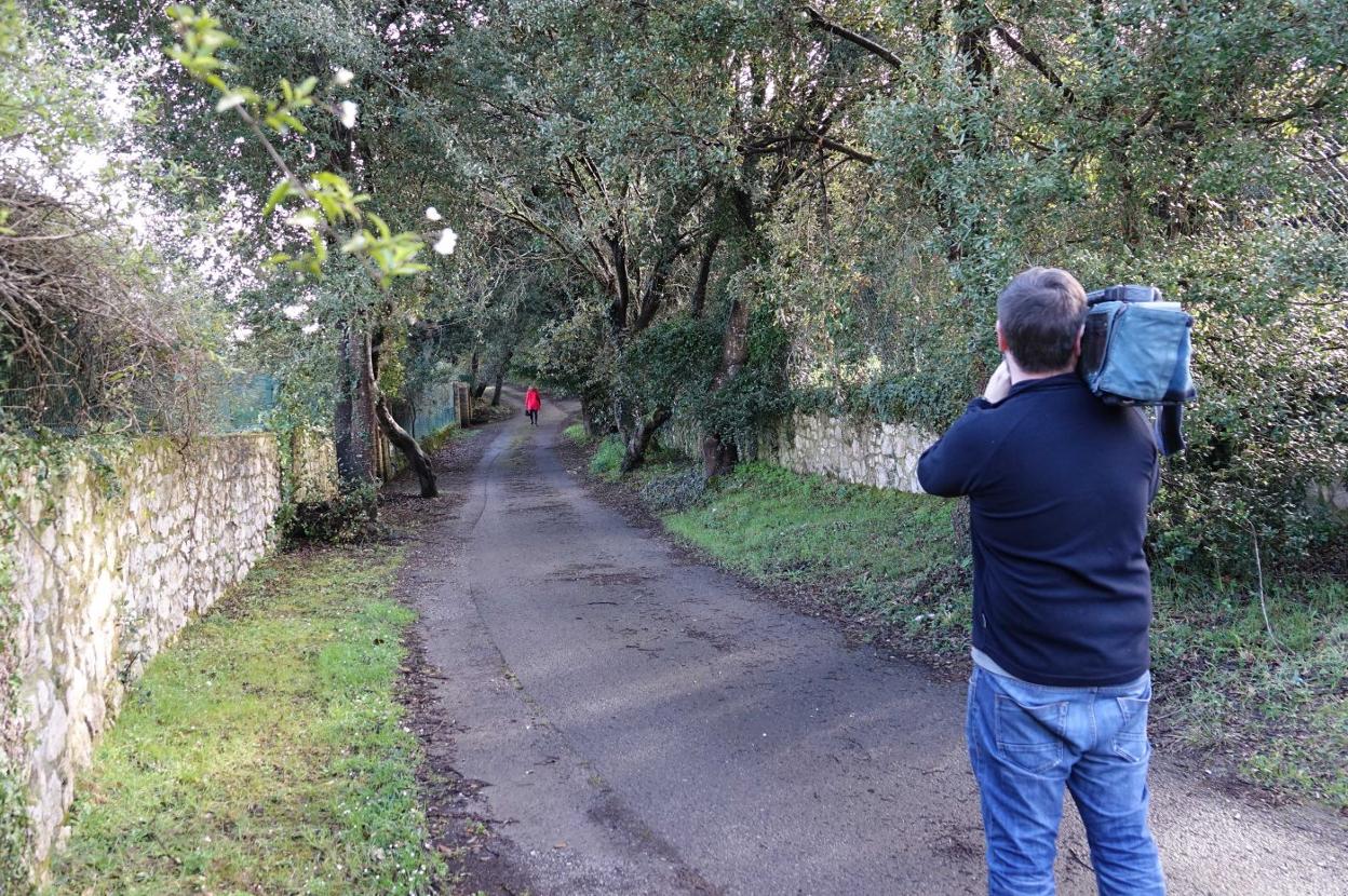 Un cámara graba en el camino donde el edil llanisco fue atacado y asesinado. 