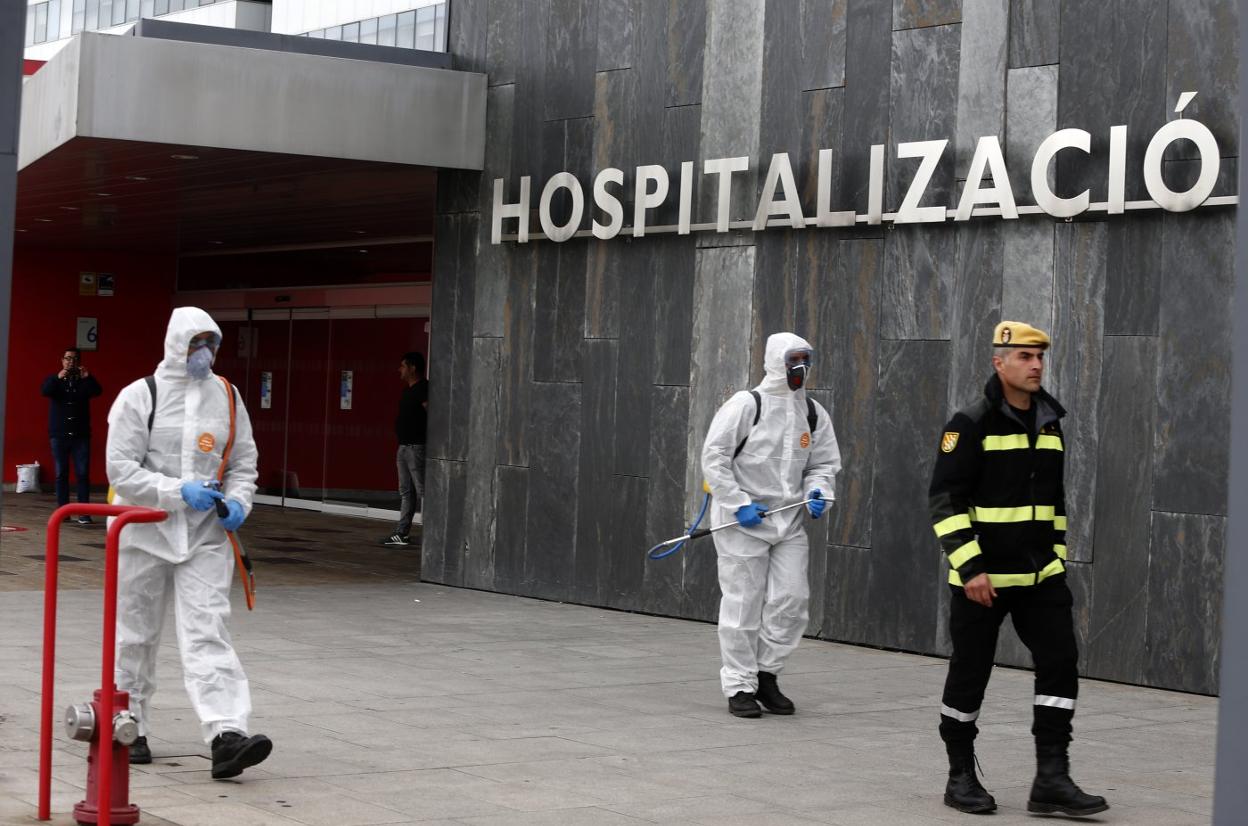 La Unidad Militar de Emergencias realiza labores de desinfección en el entorno del HUCA. 