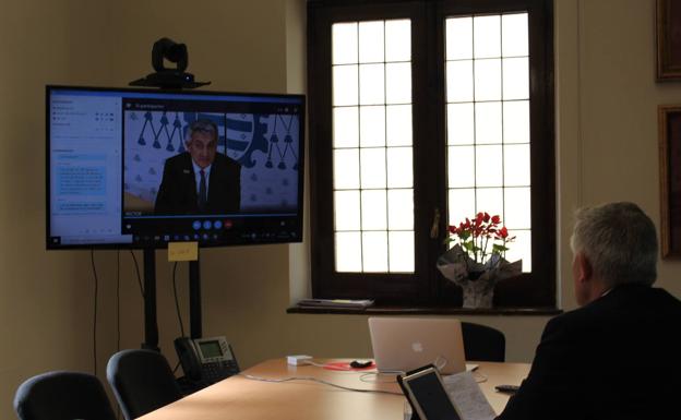 Santiago García Granda, rector de la Universidad de Oviedo, en su comparecencia hoy vía telemática