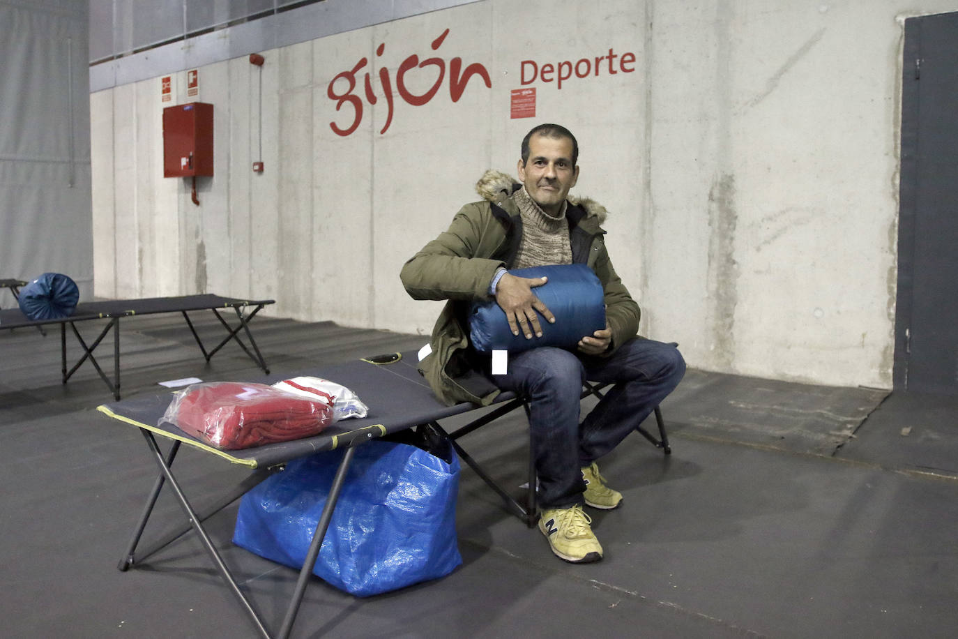 El Ayuntamiento de Gijón ha instalado cien camas en el pabellón deportivo de La Tejerona como alternativa de alojamiento para personas sin hogar durante la crisis del coronavirus. 