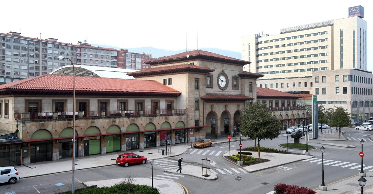 La Estación del Norte, uno de los ejes principales de movilidad de la capital, ayer con apenas movimiento ante su fachadas principal. 