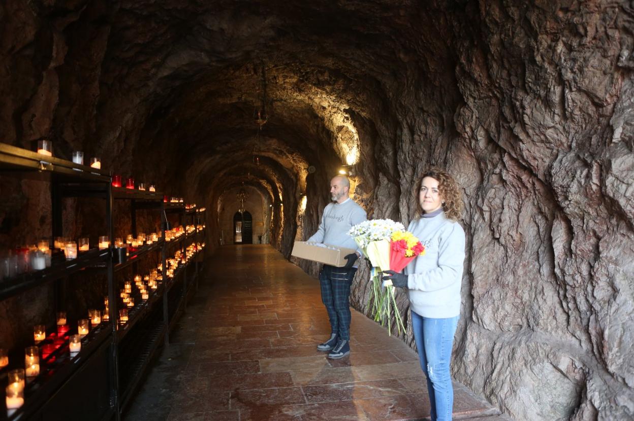 Juan Stové y Ana Belén Martínez con las ofrendas en la Santa Cueva.