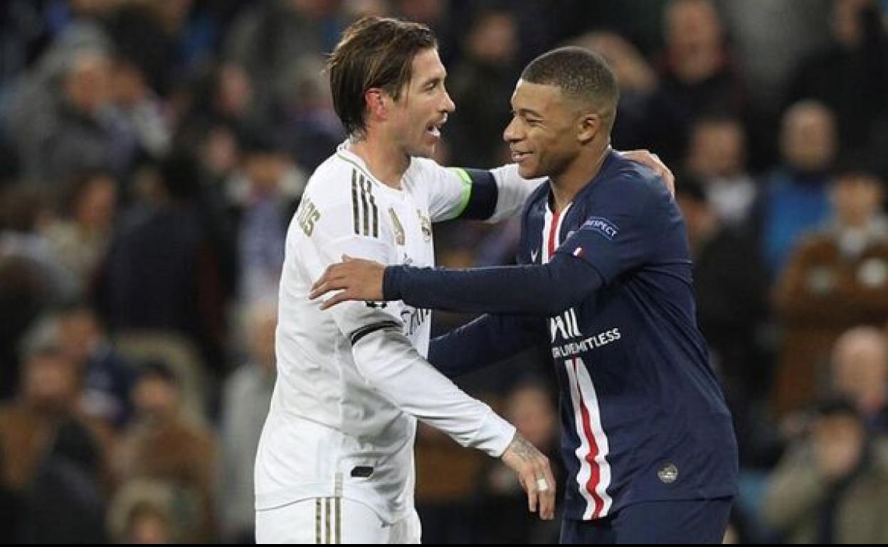 Sergio Ramos y Kylian Mbappé se abrazan en un Real Madrid-PSG de Champions. 