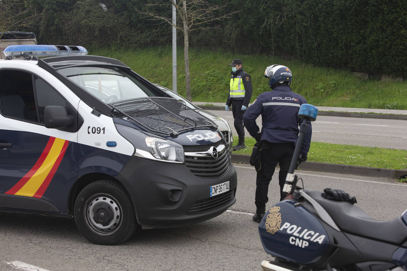 En el séptimo día de confinamiento, la mayoría de los asturianos ha respetado el Estado de Alarma, aunque los agentes de policía todavía siguen encontrando algún despistado. La mayor parte de los desplazamientos se realizan por motivos de trabajo o para realizar compras. 