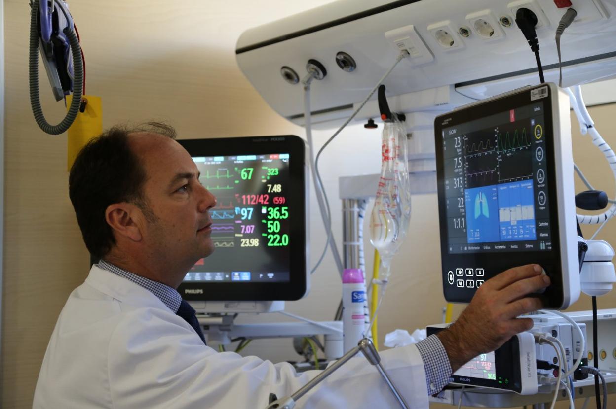 Ricard Ferrer, presidente de la Sociedad Española de Medicina Intensiva y Crítica, en el Hospital Vall d'Hebron. 