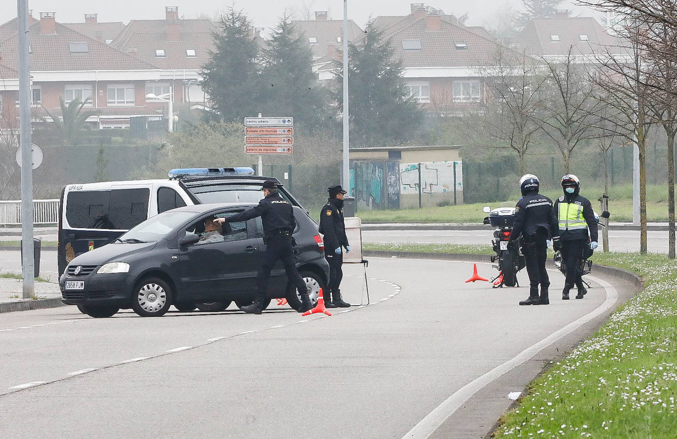 Las restricciones de circulación a raíz del Estado de Alarma son muy específicas: solo se puede salir por los motivos autorizados y el conductor no puede ir acompañado. Las Fuerzas y Cuerpos de Seguridad del Estado han realizado controles durante esta sábado para asegurarse del cumplimiento de las normas. 