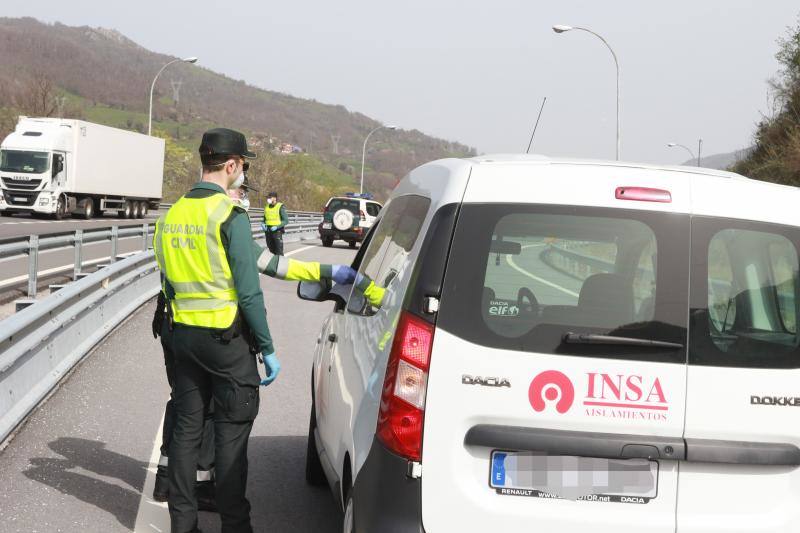 Las restricciones de circulación a raíz del Estado de Alarma son muy específicas: solo se puede salir por los motivos autorizados y el conductor no puede ir acompañado. Las Fuerzas y Cuerpos de Seguridad del Estado han realizado controles durante esta sábado para asegurarse del cumplimiento de las normas. 