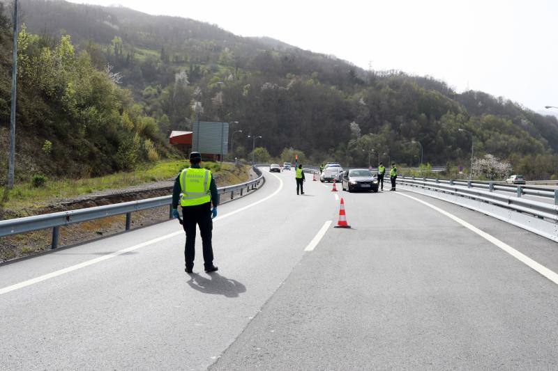 Las restricciones de circulación a raíz del Estado de Alarma son muy específicas: solo se puede salir por los motivos autorizados y el conductor no puede ir acompañado. Las Fuerzas y Cuerpos de Seguridad del Estado han realizado controles durante esta sábado para asegurarse del cumplimiento de las normas. 