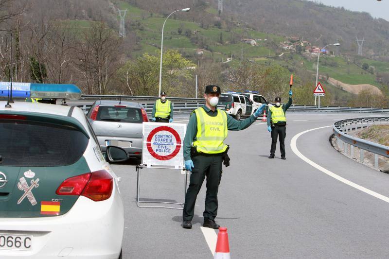 Las restricciones de circulación a raíz del Estado de Alarma son muy específicas: solo se puede salir por los motivos autorizados y el conductor no puede ir acompañado. Las Fuerzas y Cuerpos de Seguridad del Estado han realizado controles durante esta sábado para asegurarse del cumplimiento de las normas. 