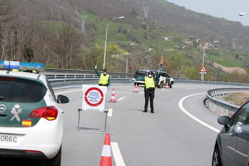 Las restricciones de circulación a raíz del Estado de Alarma son muy específicas: solo se puede salir por los motivos autorizados y el conductor no puede ir acompañado. Las Fuerzas y Cuerpos de Seguridad del Estado han realizado controles durante esta sábado para asegurarse del cumplimiento de las normas. 