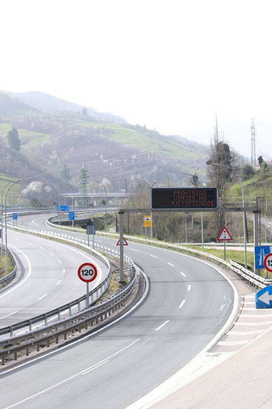 Las restricciones de circulación a raíz del Estado de Alarma son muy específicas: solo se puede salir por los motivos autorizados y el conductor no puede ir acompañado. Las Fuerzas y Cuerpos de Seguridad del Estado han realizado controles durante esta sábado para asegurarse del cumplimiento de las normas. 