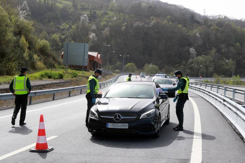 Las restricciones de circulación a raíz del Estado de Alarma son muy específicas: solo se puede salir por los motivos autorizados y el conductor no puede ir acompañado. Las Fuerzas y Cuerpos de Seguridad del Estado han realizado controles durante esta sábado para asegurarse del cumplimiento de las normas. 