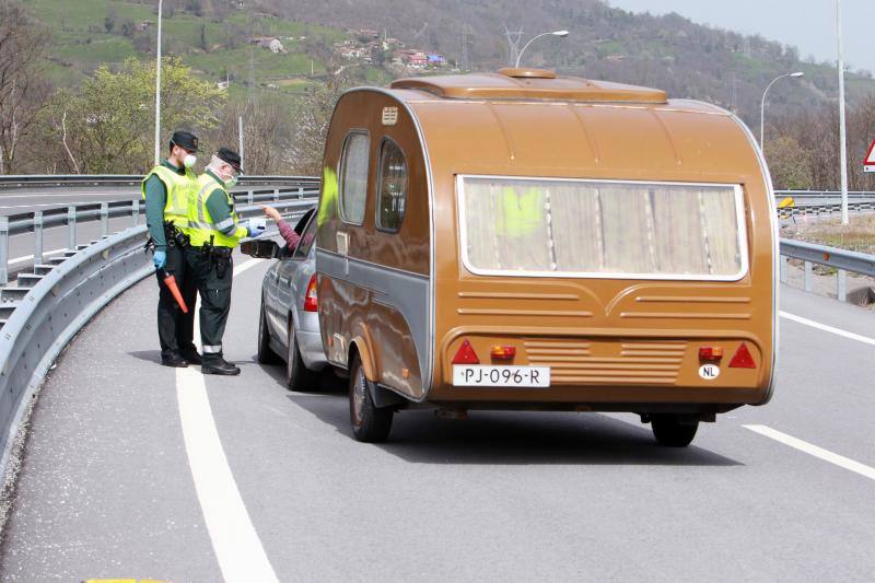 Las restricciones de circulación a raíz del Estado de Alarma son muy específicas: solo se puede salir por los motivos autorizados y el conductor no puede ir acompañado. Las Fuerzas y Cuerpos de Seguridad del Estado han realizado controles durante esta sábado para asegurarse del cumplimiento de las normas. 