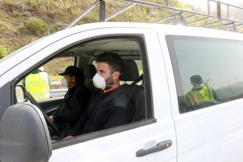 Las restricciones de circulación a raíz del Estado de Alarma son muy específicas: solo se puede salir por los motivos autorizados y el conductor no puede ir acompañado. Las Fuerzas y Cuerpos de Seguridad del Estado han realizado controles durante esta sábado para asegurarse del cumplimiento de las normas. 