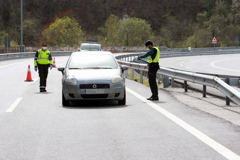 Las restricciones de circulación a raíz del Estado de Alarma son muy específicas: solo se puede salir por los motivos autorizados y el conductor no puede ir acompañado. Las Fuerzas y Cuerpos de Seguridad del Estado han realizado controles durante esta sábado para asegurarse del cumplimiento de las normas. 