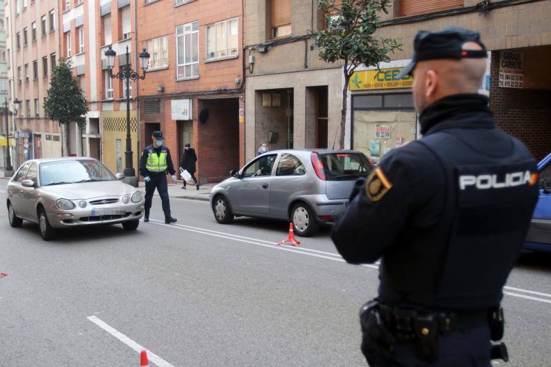 Las restricciones de circulación a raíz del Estado de Alarma son muy específicas: solo se puede salir por los motivos autorizados y el conductor no puede ir acompañado. Las Fuerzas y Cuerpos de Seguridad del Estado han realizado controles durante esta sábado para asegurarse del cumplimiento de las normas. 