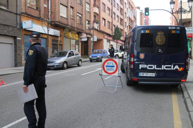 Las restricciones de circulación a raíz del Estado de Alarma son muy específicas: solo se puede salir por los motivos autorizados y el conductor no puede ir acompañado. Las Fuerzas y Cuerpos de Seguridad del Estado han realizado controles durante esta sábado para asegurarse del cumplimiento de las normas. 