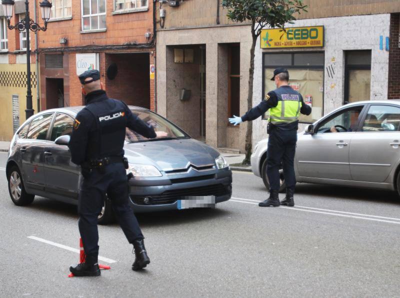 Las restricciones de circulación a raíz del Estado de Alarma son muy específicas: solo se puede salir por los motivos autorizados y el conductor no puede ir acompañado. Las Fuerzas y Cuerpos de Seguridad del Estado han realizado controles durante esta sábado para asegurarse del cumplimiento de las normas. 