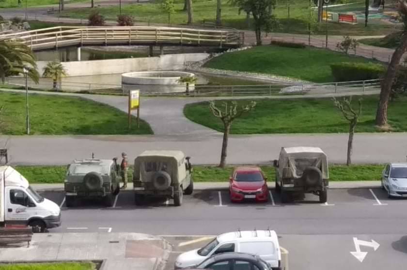 Controles de tráfico, efectivos de la UME desinfectando el entorno de los centros médicos, calles prácticamente vacías o viandantes ataviados con mascarillas y guantes protectores. Estas son algunas de las estampas que se pueden ver a lo largo de todo el Principado de Asturias justo cuando se cumple una semana de confinamiento, después de que el pasado sábado el Consejo de Ministros dectretase el Estado de Alarma en todo el territorio nacional para combatir la expansión de la pandemia de coronavirus. 
