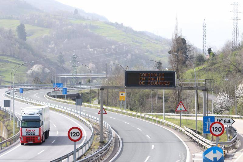 Controles de tráfico, efectivos de la UME desinfectando el entorno de los centros médicos, calles prácticamente vacías o viandantes ataviados con mascarillas y guantes protectores. Estas son algunas de las estampas que se pueden ver a lo largo de todo el Principado de Asturias justo cuando se cumple una semana de confinamiento, después de que el pasado sábado el Consejo de Ministros dectretase el Estado de Alarma en todo el territorio nacional para combatir la expansión de la pandemia de coronavirus. 