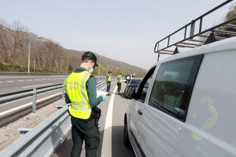Controles de tráfico, efectivos de la UME desinfectando el entorno de los centros médicos, calles prácticamente vacías o viandantes ataviados con mascarillas y guantes protectores. Estas son algunas de las estampas que se pueden ver a lo largo de todo el Principado de Asturias justo cuando se cumple una semana de confinamiento, después de que el pasado sábado el Consejo de Ministros dectretase el Estado de Alarma en todo el territorio nacional para combatir la expansión de la pandemia de coronavirus. 