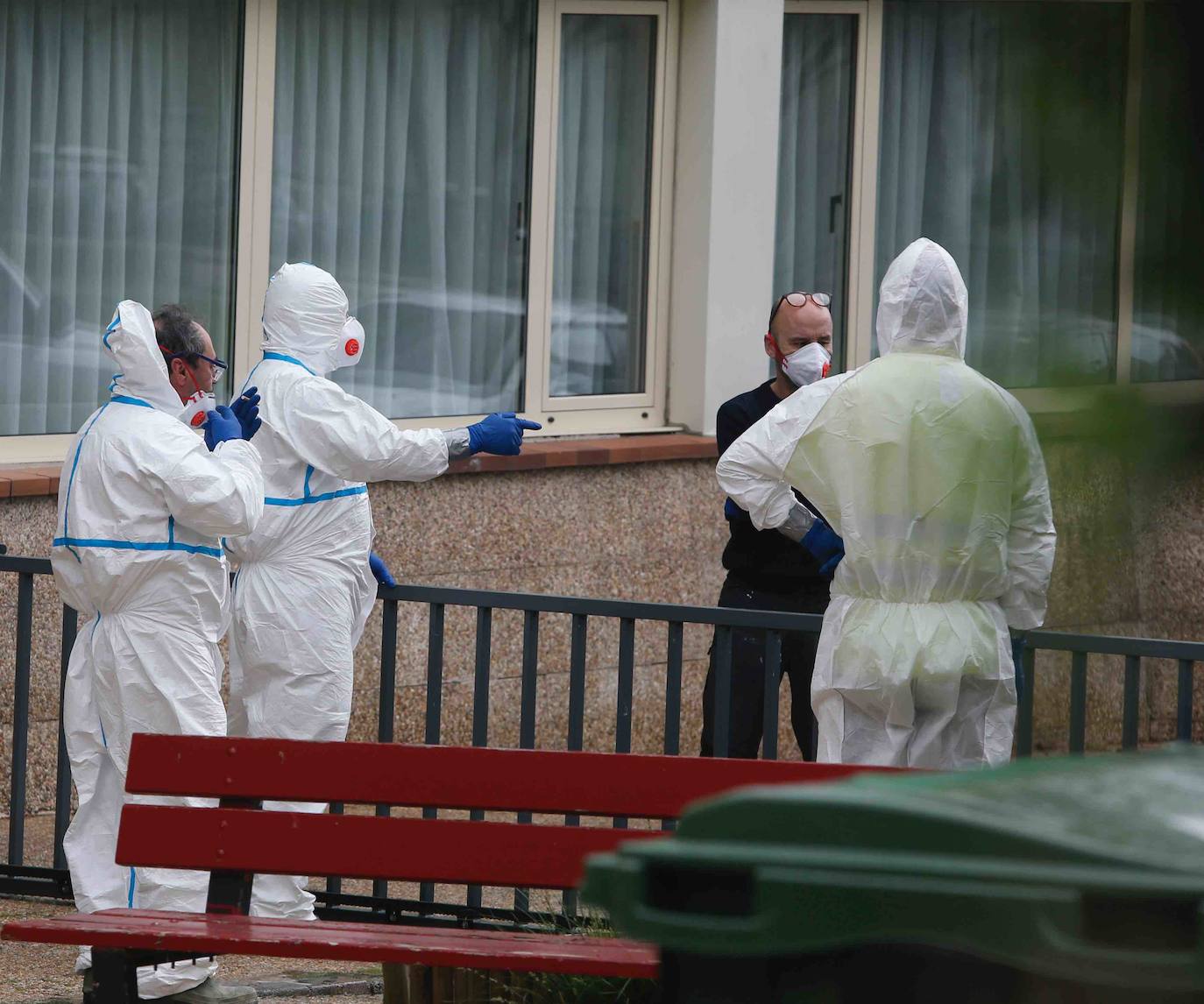 Trabajadores y personal de Tragsa desinfectan las instalaciones de la residencia del ERA en Grado.