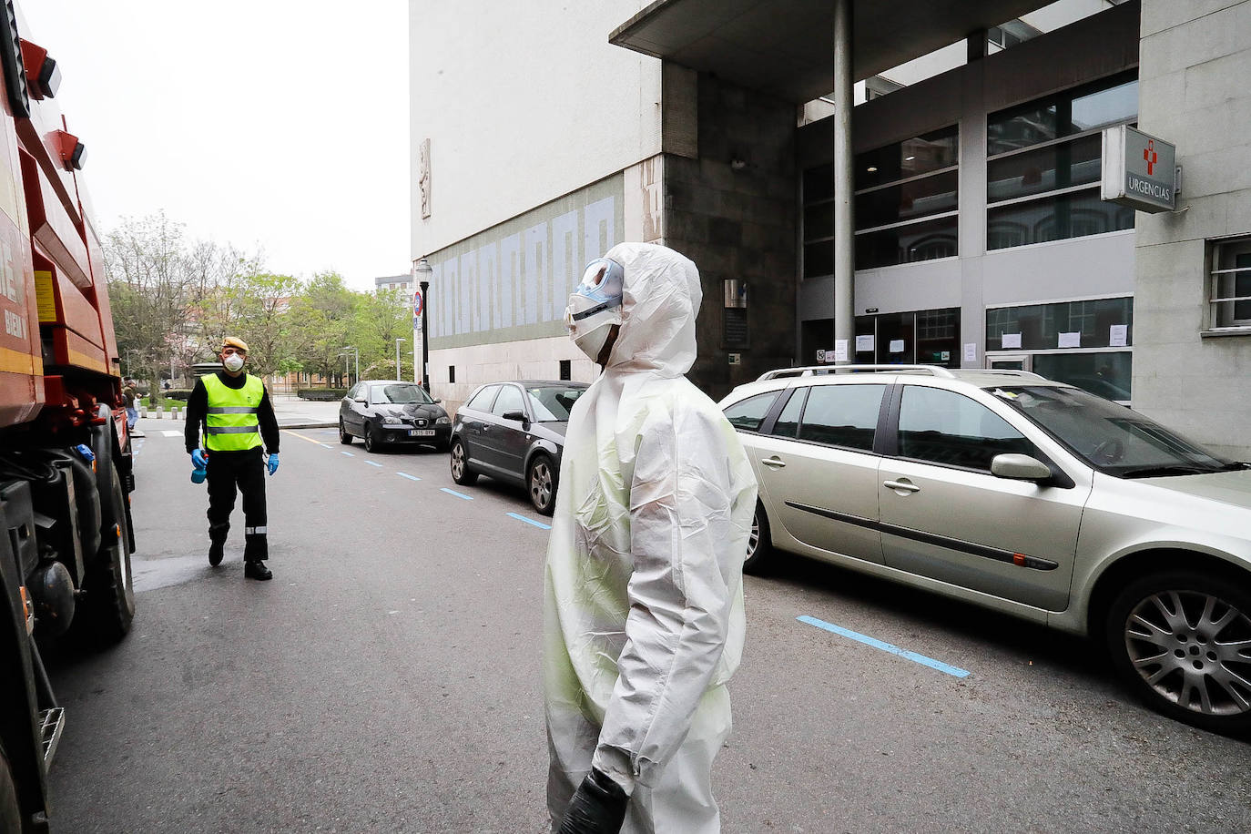 Noventa miembros de la Unidad Militar de Emergencias (UME) centran sus esfuerzos este sábado en la desinfección y limpieza de varios centros de salud de Asturias para prevenir la expansión del coroavirus. 