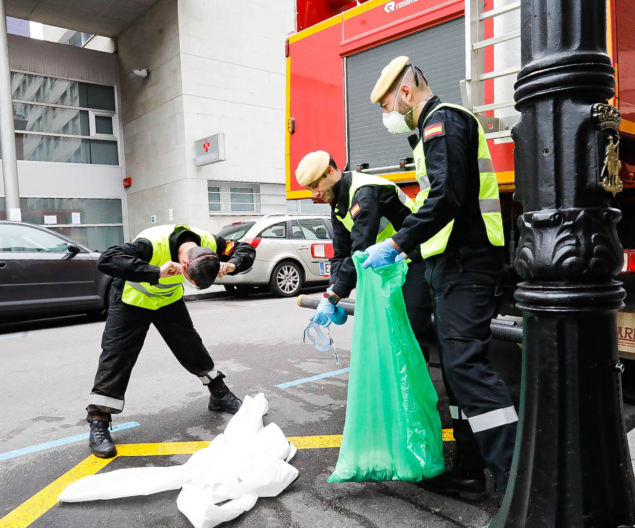 Noventa miembros de la Unidad Militar de Emergencias (UME) centran sus esfuerzos este sábado en la desinfección y limpieza de varios centros de salud de Asturias para prevenir la expansión del coroavirus. 