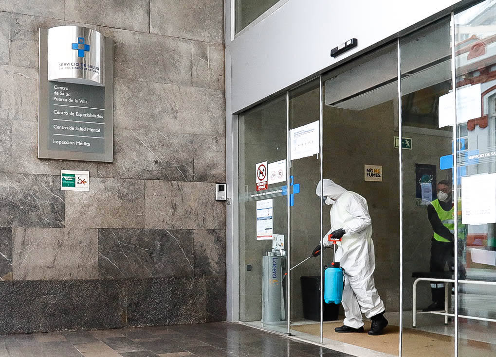 Noventa miembros de la Unidad Militar de Emergencias (UME) centran sus esfuerzos este sábado en la desinfección y limpieza de varios centros de salud de Asturias para prevenir la expansión del coroavirus. 