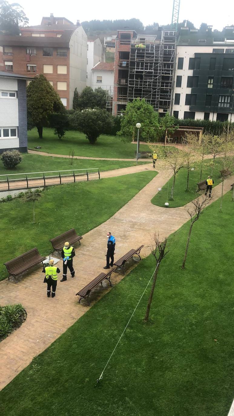 Noventa miembros de la Unidad Militar de Emergencias (UME) centran sus esfuerzos este sábado en la desinfección y limpieza de varios centros de salud de Asturias para prevenir la expansión del coroavirus. 