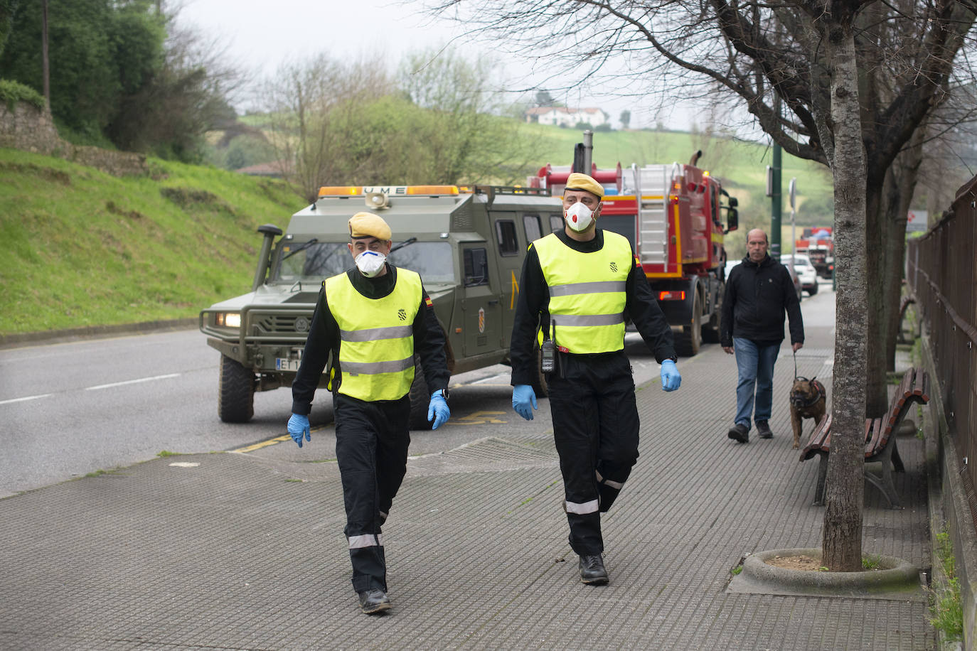 Noventa miembros de la Unidad Militar de Emergencias (UME) centran sus esfuerzos este sábado en la desinfección y limpieza de varios centros de salud de Asturias para prevenir la expansión del coroavirus. 