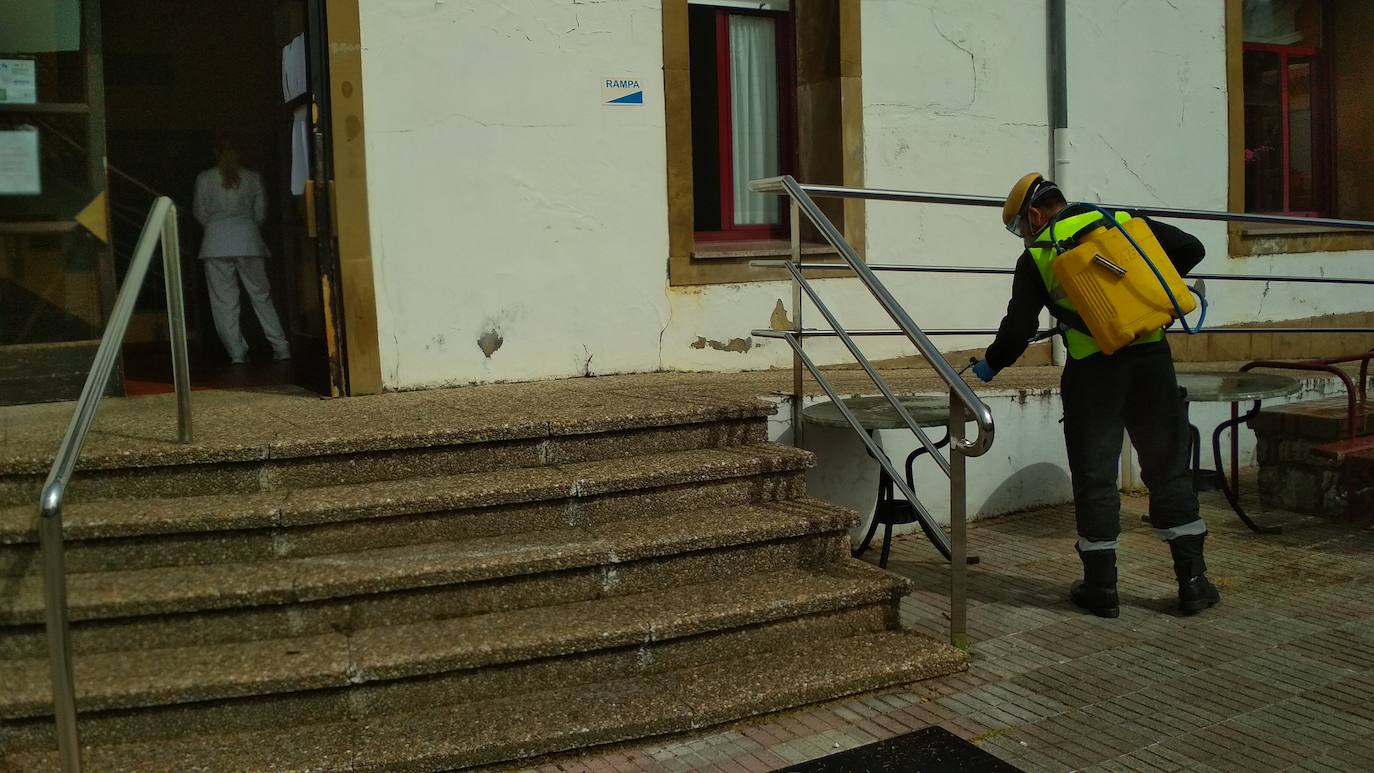 Noventa miembros de la Unidad Militar de Emergencias (UME) centran sus esfuerzos este sábado en la desinfección y limpieza de varios centros de salud de Asturias para prevenir la expansión del coroavirus. 