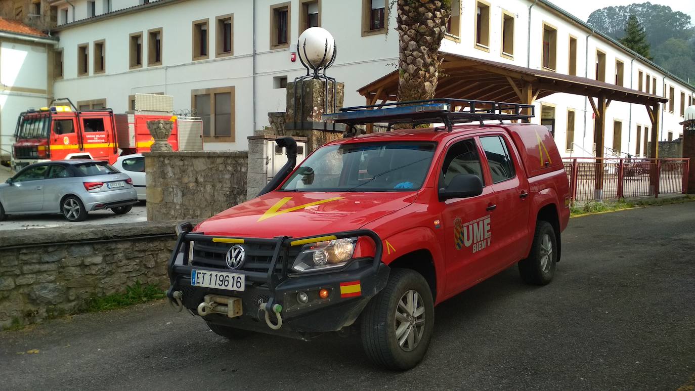 Noventa miembros de la Unidad Militar de Emergencias (UME) centran sus esfuerzos este sábado en la desinfección y limpieza de varios centros de salud de Asturias para prevenir la expansión del coroavirus. 