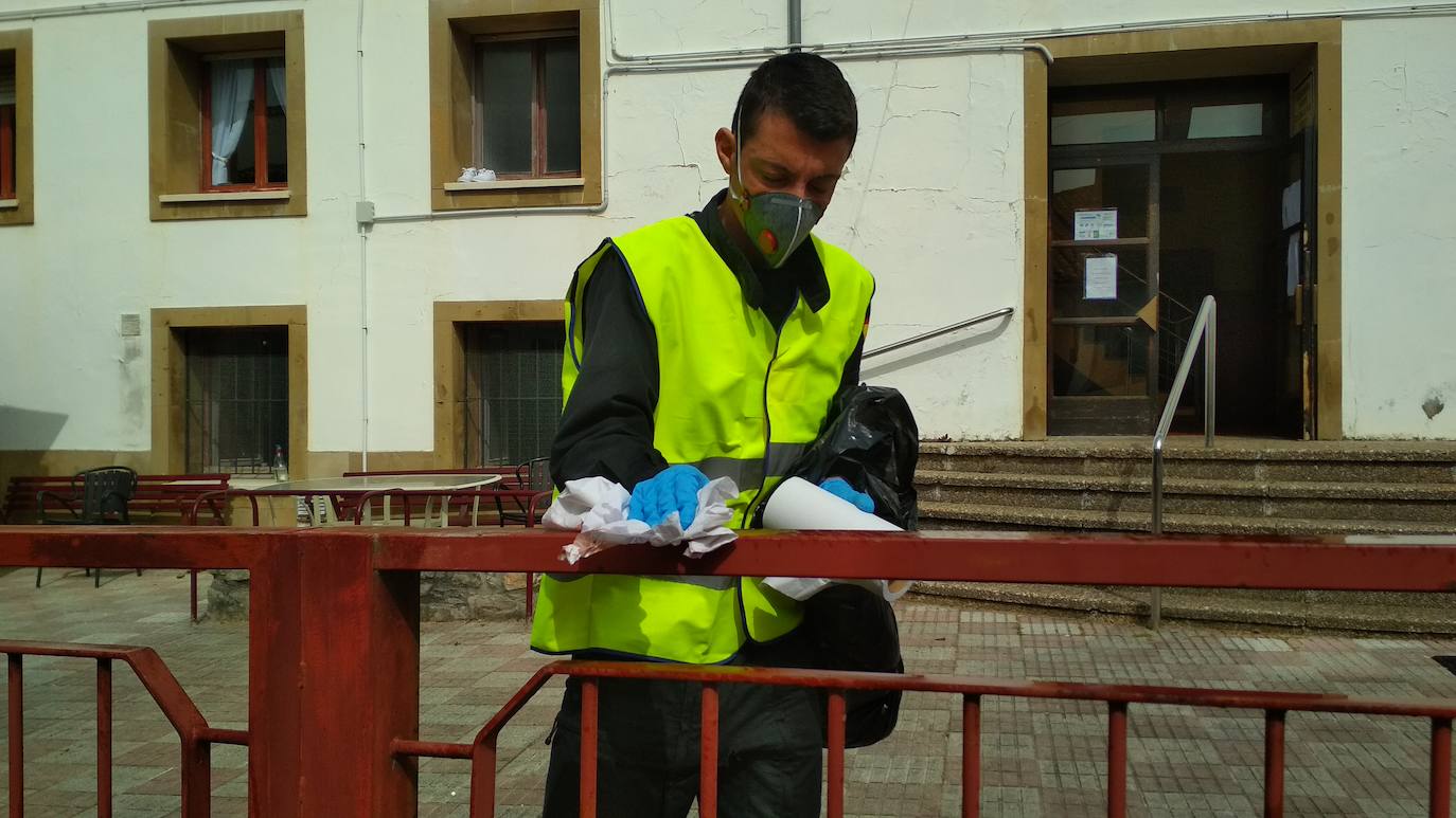 Noventa miembros de la Unidad Militar de Emergencias (UME) centran sus esfuerzos este sábado en la desinfección y limpieza de varios centros de salud de Asturias para prevenir la expansión del coroavirus. 