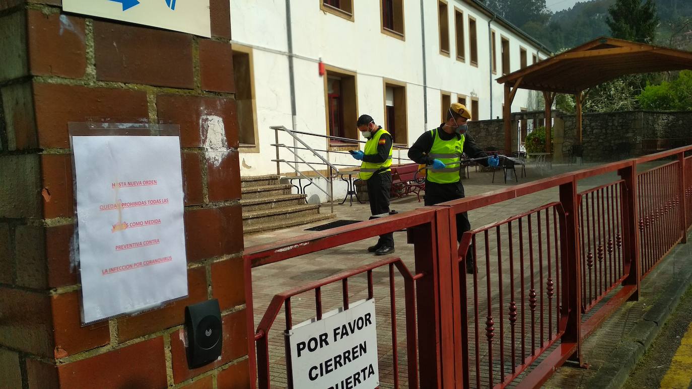 Noventa miembros de la Unidad Militar de Emergencias (UME) centran sus esfuerzos este sábado en la desinfección y limpieza de varios centros de salud de Asturias para prevenir la expansión del coroavirus. 