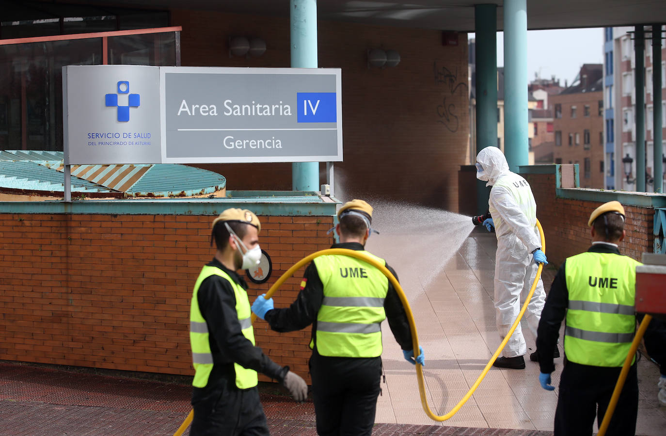 Noventa miembros de la Unidad Militar de Emergencias (UME) centran sus esfuerzos este sábado en la desinfección y limpieza de varios centros de salud de Asturias para prevenir la expansión del coroavirus. 