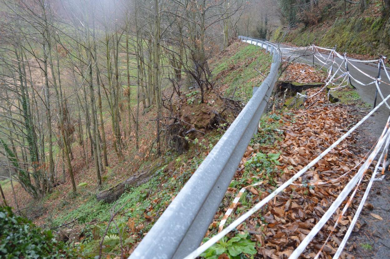 El argayo se encuentra en la carretera de acceso al Acebo. 