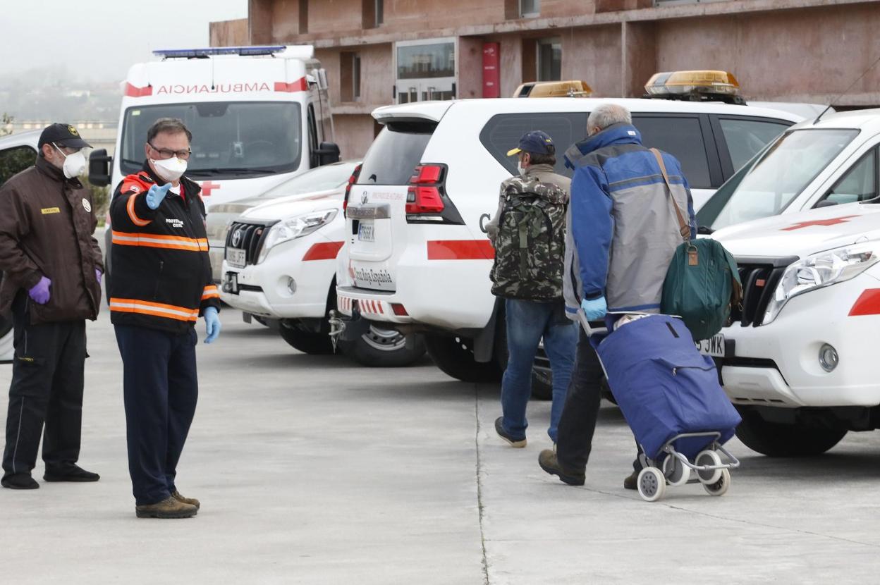 Usuarios procedentes de Oviedo a su llegada al pabellón de la Tejerona, en Ceares. 