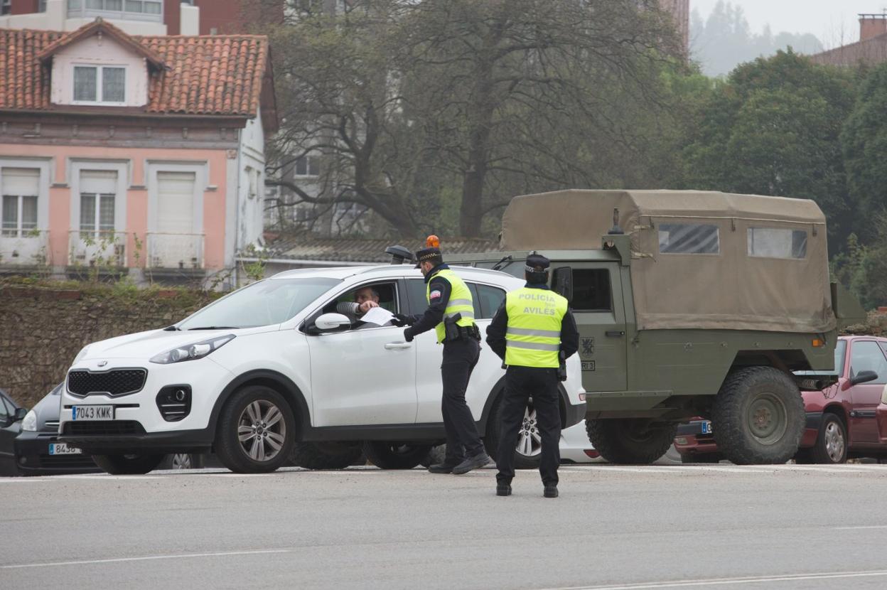 Dos agentes de la Policía Local de Avilés requieren la documentación a un conductor. 