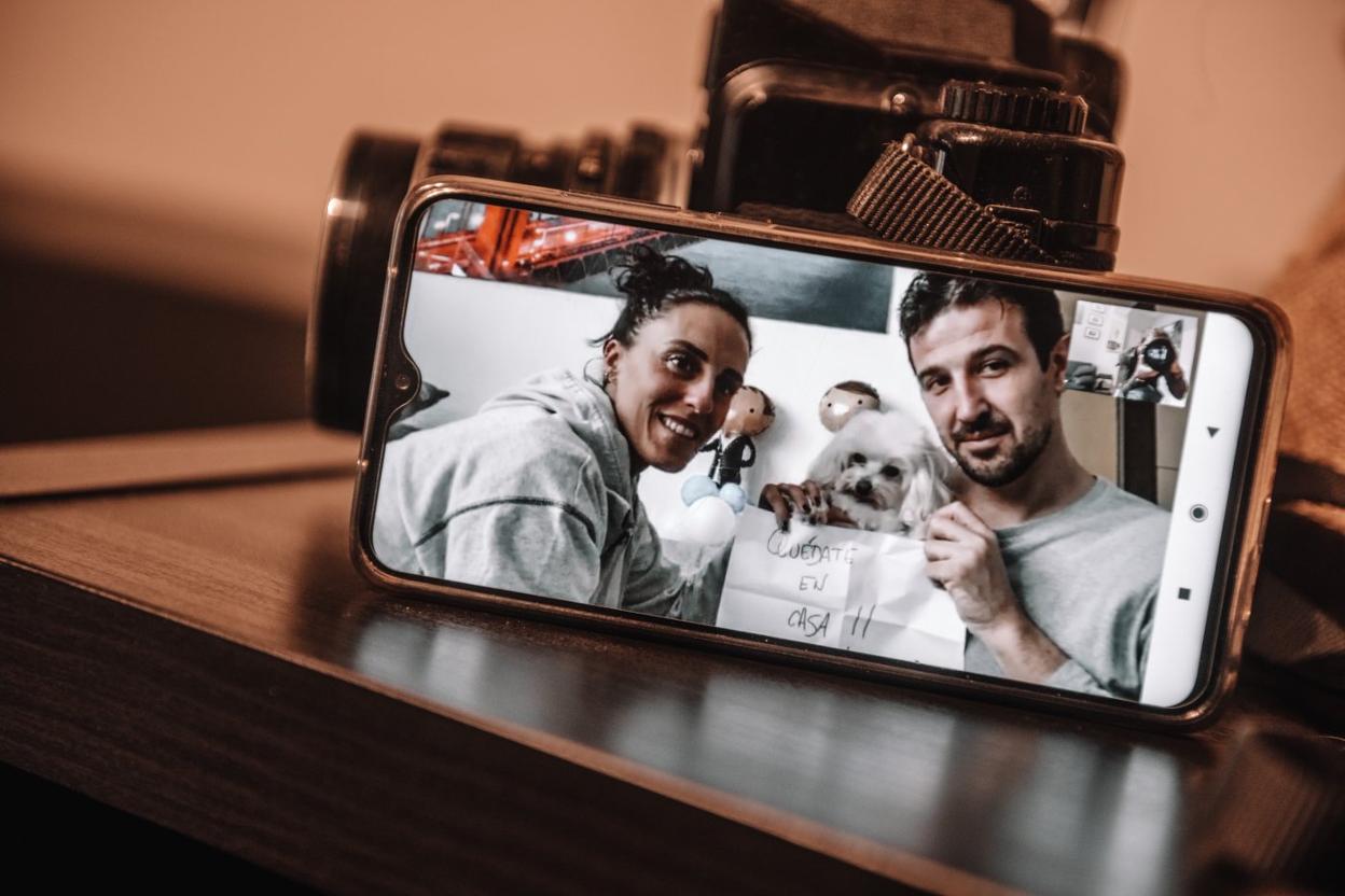 Vanesa González y Alberto Saavedra, que ayer tenían previsto casarse en la Catedral, con su perro y un mensaje. 