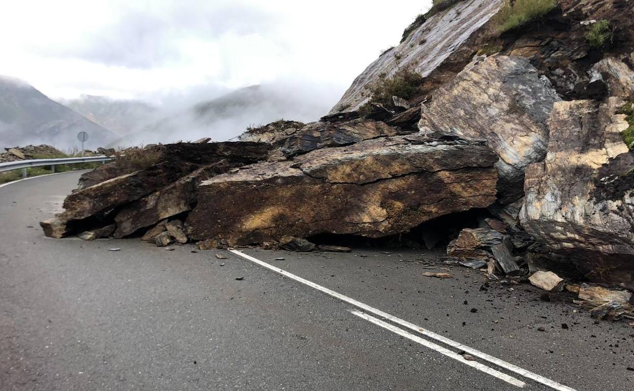 Un argayo corta la carretera del Pozo, en Ibias