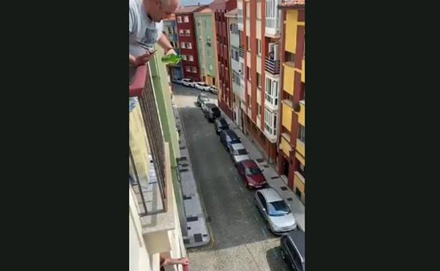 La sidra de balcón a balcón en Gijón se hace viral