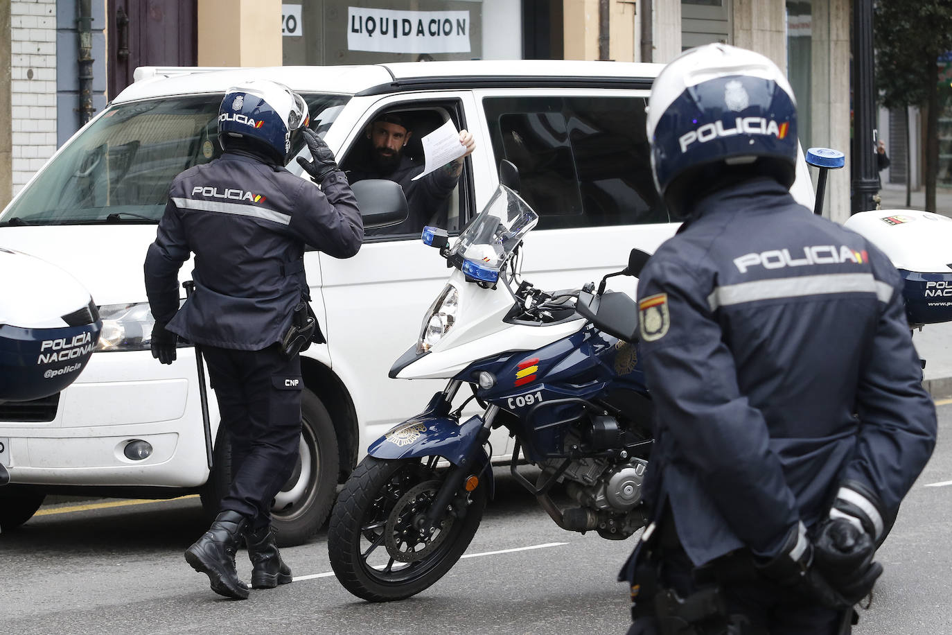 Las limitaciones en los desplazamientos durante el estado de alarma por el coronavirus son claras: solo se permite romper el confinamiento en las casas si hay una razón justificada