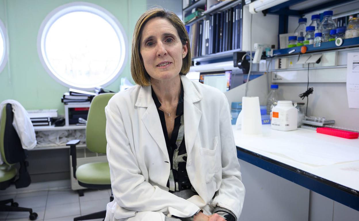 Isabel Sola en el laboratorio del Centro Nacional de Biotecnología