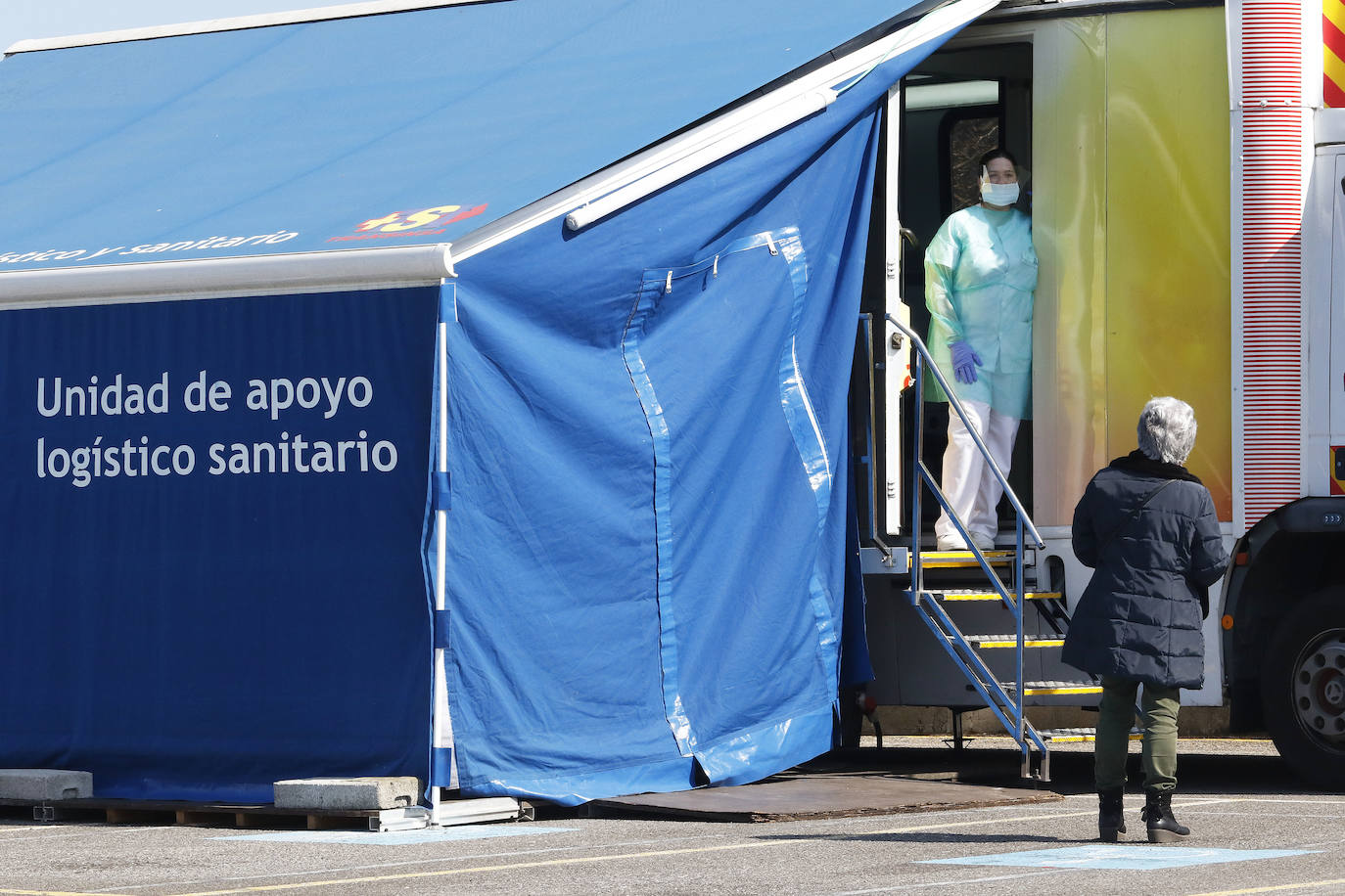 El Servicio de Salud del Principado de Asturias (Sespa) ha comenzado en el Hospital de Cabueñes las pruebas de detección de coronavirus en personal hospitalario. Las tomas de muestras se llevan a cabo en la unidad de apoyo logístico y sanitario instalada en el parking próximo a la entrada de urgencias. El personal ha sido citado vía telefónica, comenzando por los trabajadores que se encontraban en cuarentena. A lo largo de este martes y del miércoles se realizarán las pruebas a los trabajadores del Hospital San Agustín y del Hospital Universitario Central de Asturias (HUCA). 