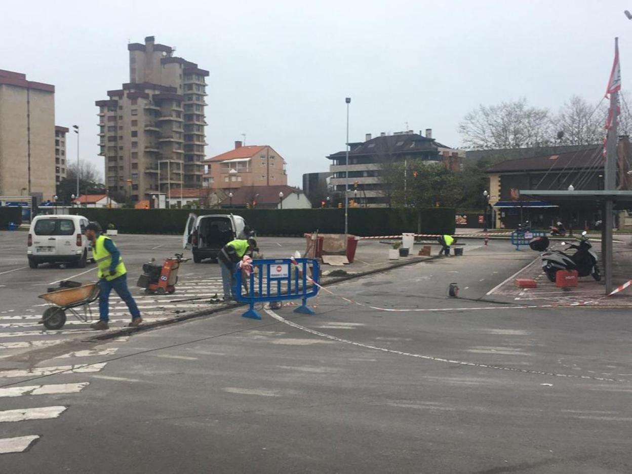 Obras en el aparcamiento para instalar la nueva barrera de acceso Ya está concluida la preinstalación. Se acometerá una reordenación de las más de 260 plazas de estacionamiento y se ha habilitado un nuevo aparcamiento para motos, bicis y patinetes vinculado a La Torriente. 