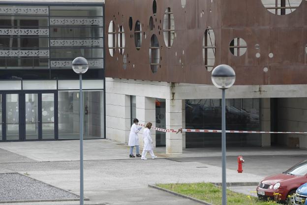 Coronavirus en Asturias | El Hospital de Barros trata ya a ocho pacientes leves y prepara cien camas