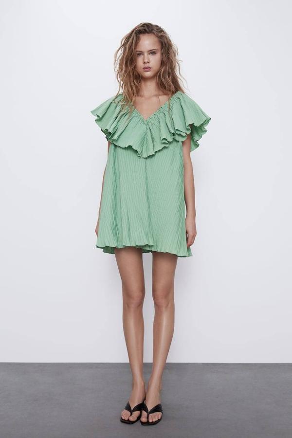 Vestido corto con escote en pico, manga sisa y detalle de volante de Zara, 29,95 euros.